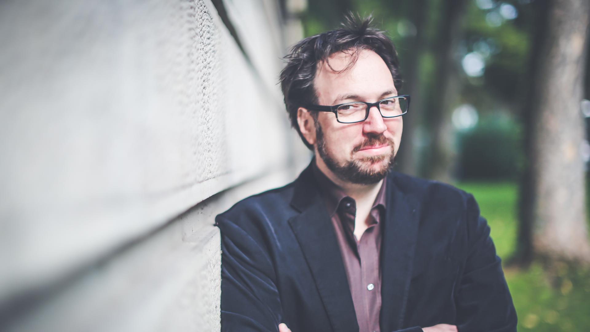 Autor Carsten Henn mit verschränkten Armen