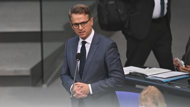 Berlin: Carsten Linnemann (CDU), Bundesminister für Gesundheit, spricht bei der Sitzung des Bundestags mit der Regierungsbefragung.
