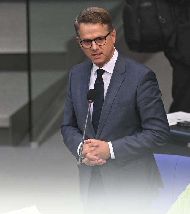 Berlin: Carsten Linnemann (CDU), Bundesminister für Gesundheit, spricht bei der Sitzung des Bundestags mit der Regierungsbefragung.