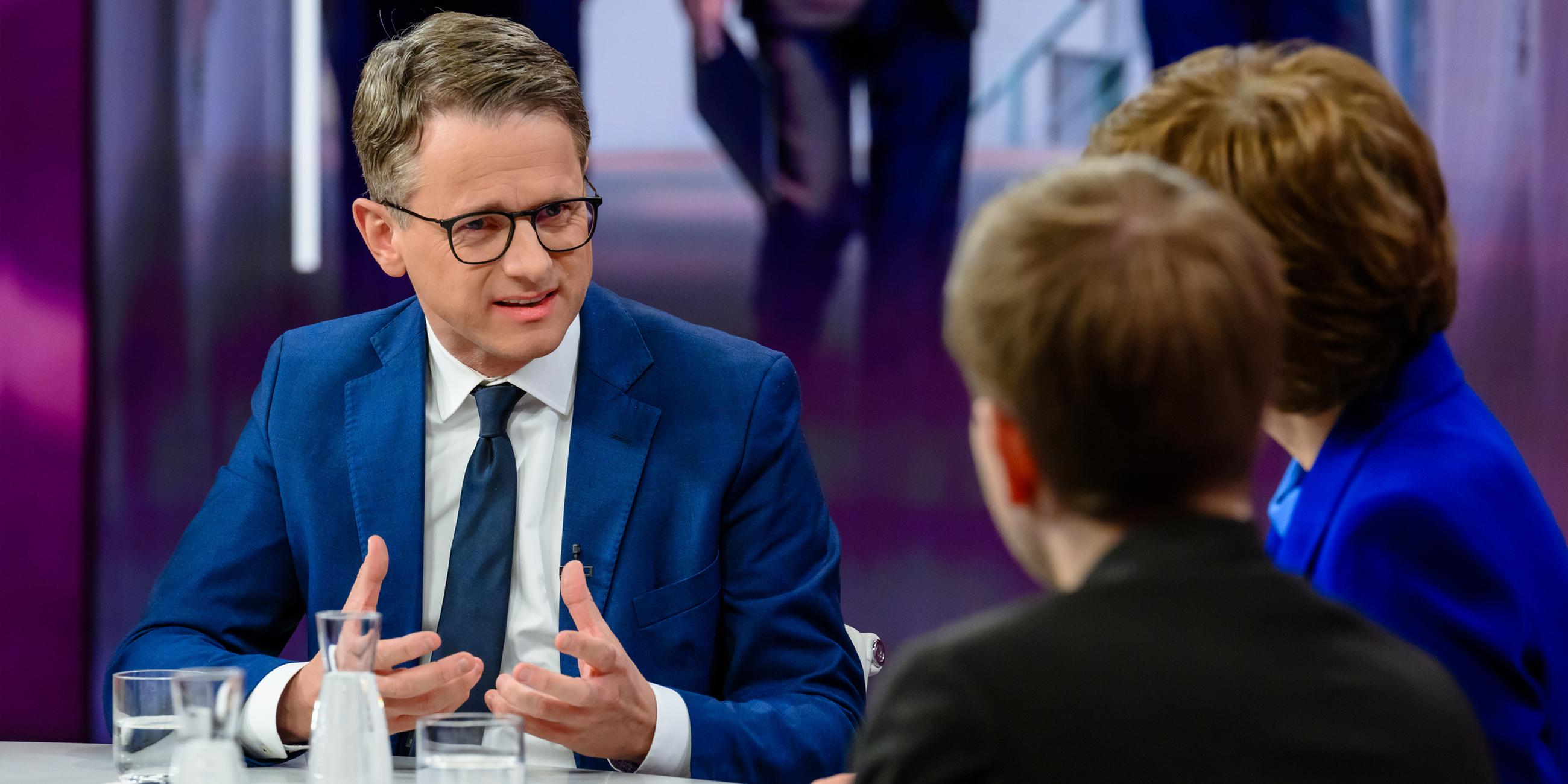 Von links: Carsten Linnemann, Kevin Kühnert, Maybrit Illner bei "maybrit illner"