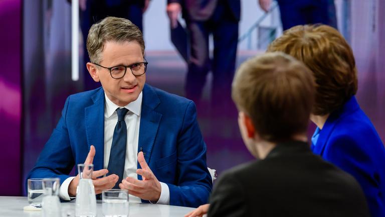 Von links: Carsten Linnemann, Kevin Kühnert, Maybrit Illner bei "maybrit illner"