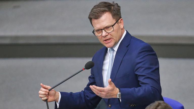 Carsten Schneider spricht während der 61. Bundestagssitzung