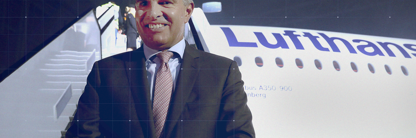 Carsten Spohr steht lächend vor der Gangway einer Lufthansa-Maschine