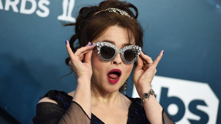 Helena Bonham Carter ist während einer Veranstaltung zu sehen und trägt eine silberne glänzende Sonnebrille.