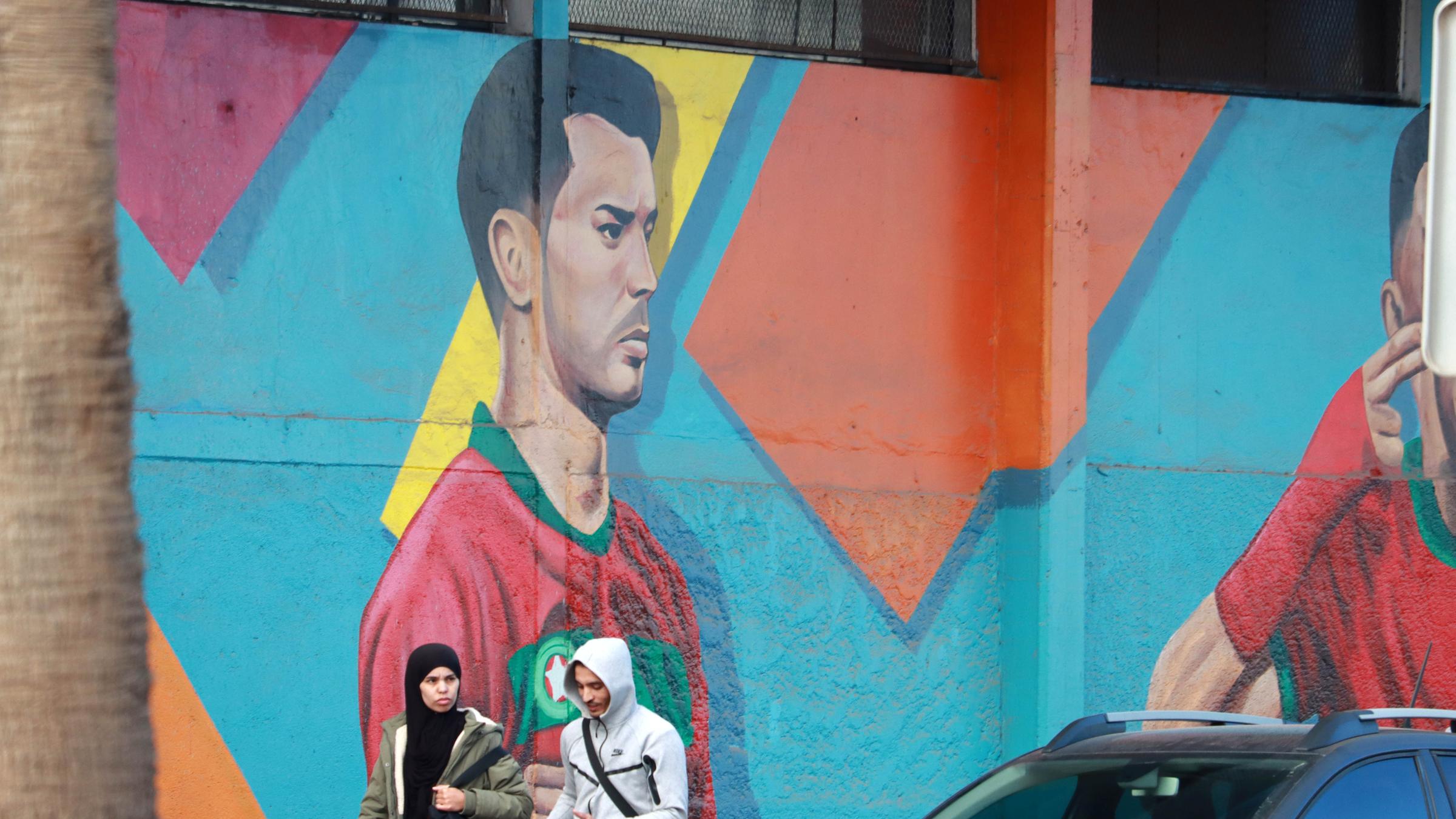 Grafitti eines Fußballers auf einer Häuserwand.