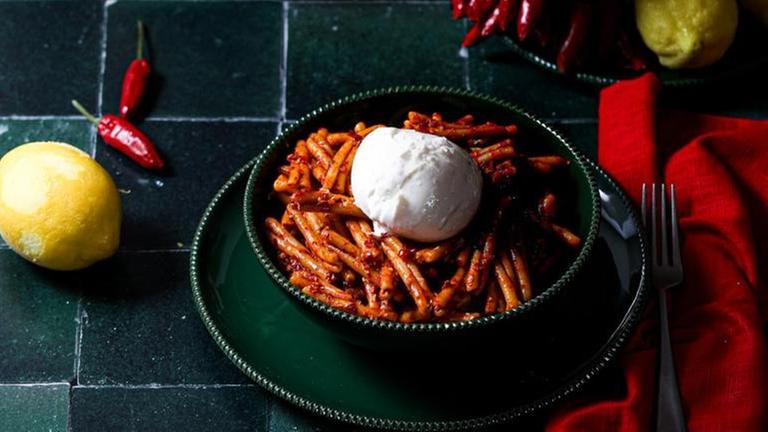Italienische Nudeln "Casarecce alla `Nduja" mit Burrata