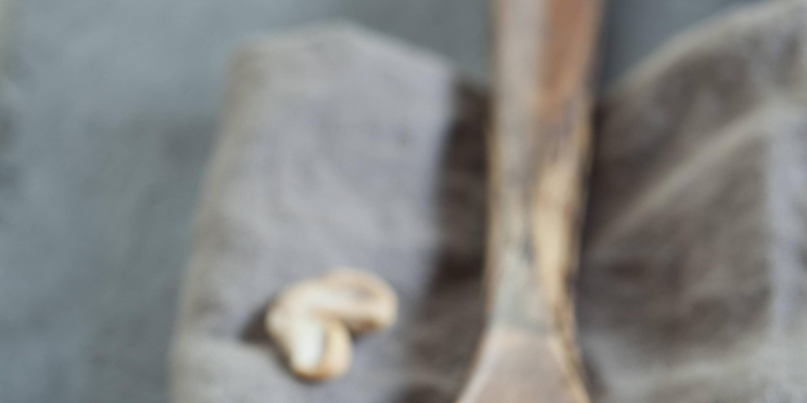 Cashewkerne liegen auf einem Holzlöffel
