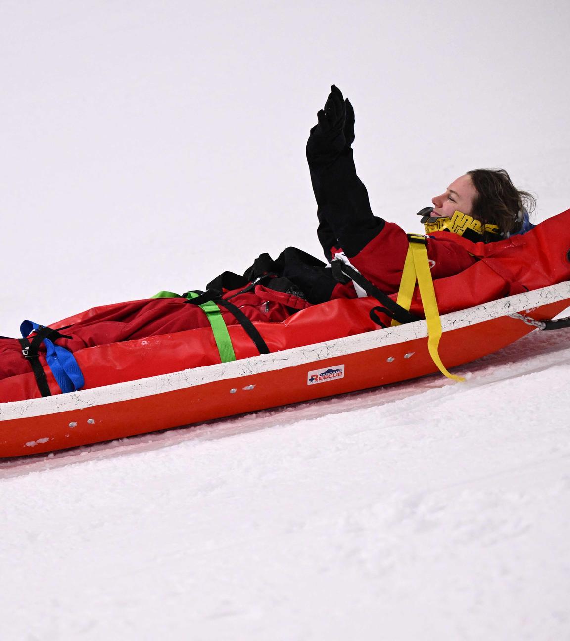 Cassie Sharpe winkt, während sie nach einem Sturz der Freestyle-Skiing-Halfpipe in Livigno am 19. Februar 2026 medizinisch evakuiert wird.