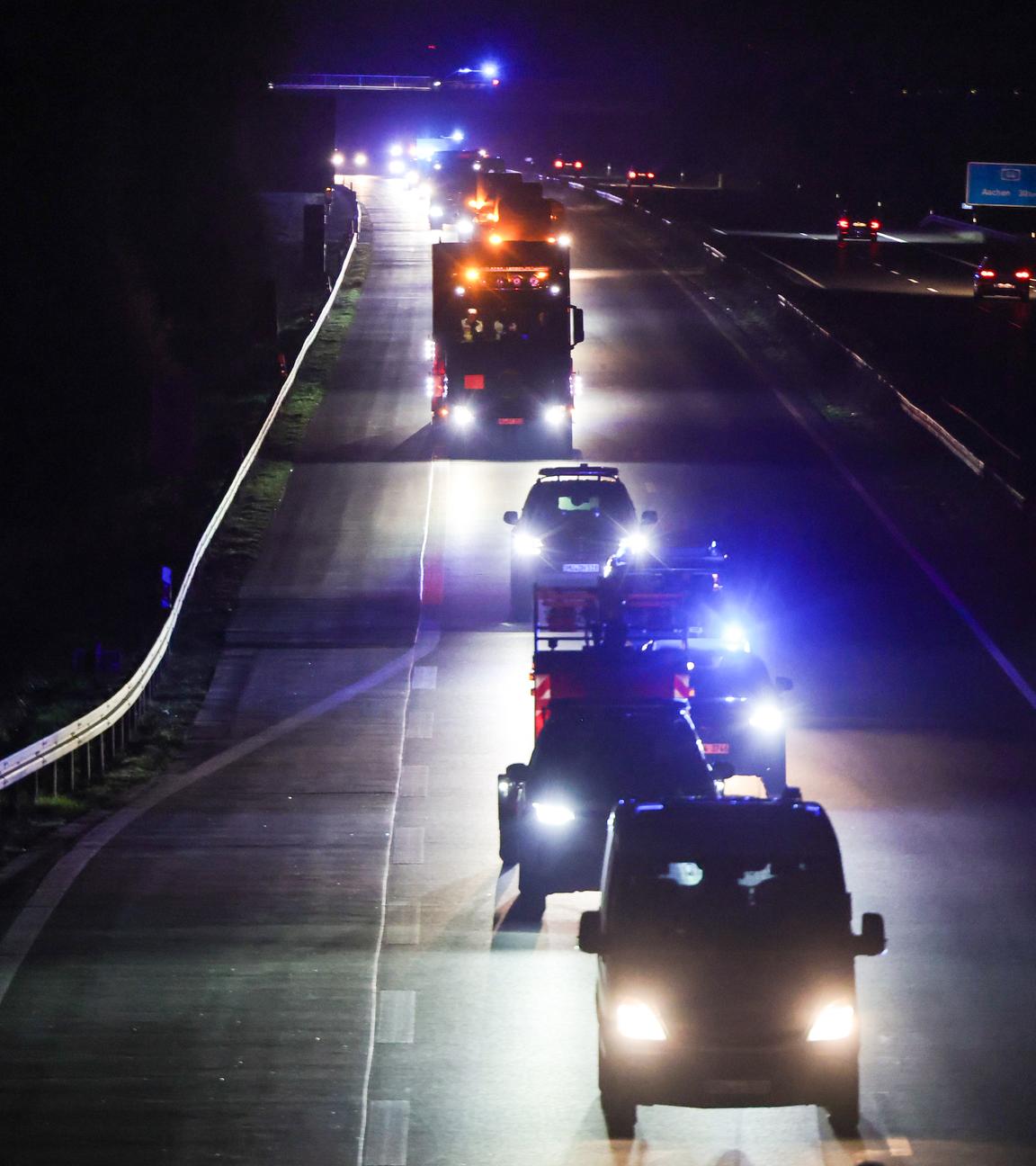 Der Lkw mit dem Castor fährt auf der A44 von Jülich nach Ahaus.