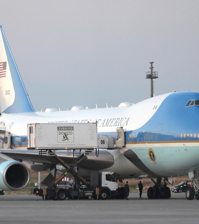Cateringwagen parken auf dem Rollfeld der Air Force One, bevor US-Präsident Donald Trump nach dem NATO-Gipfel vom internationalen Flughafen Ankara in der Türkei abreist.