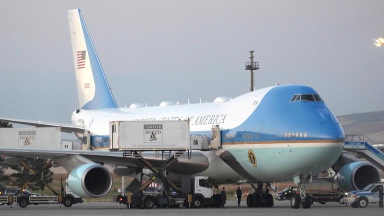 Cateringwagen parken auf dem Rollfeld der Air Force One, bevor US-Präsident Donald Trump nach dem NATO-Gipfel vom internationalen Flughafen Ankara in der Türkei abreist.