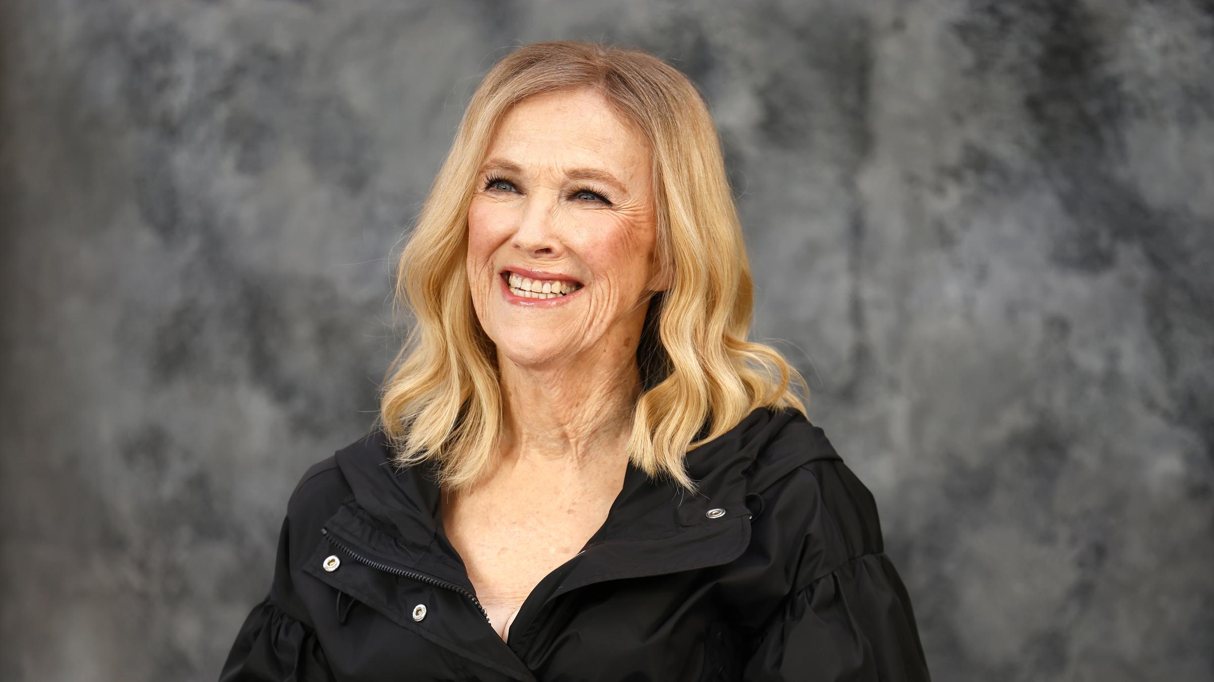 Die in Kanada geborene US-amerikanische Schauspielerin Catherine O'Hara bei der britischen Premiere von „Beetlejuice Beetlejuice“ im Cineworld Leicester Square in London, Großbritannien, am 29.08.2024 