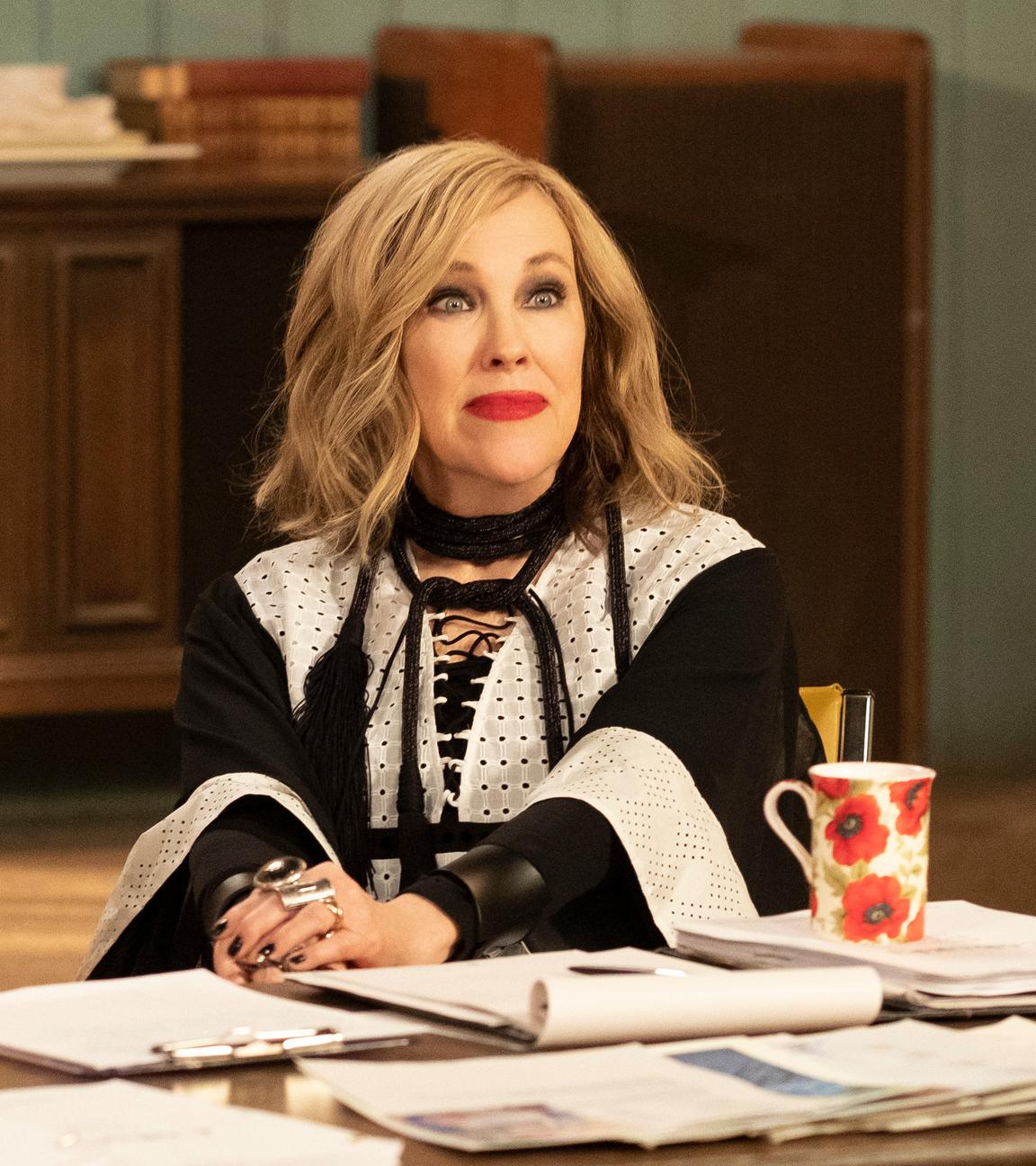 Dieses von Pop TV veröffentlichte Bild zeigt Catherine O'Hara in einer Szene aus „Schitt's Creek“. 