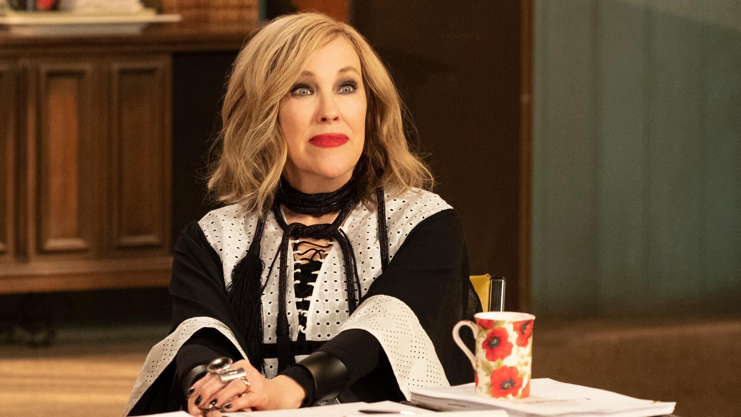 Dieses von Pop TV veröffentlichte Bild zeigt Catherine O'Hara in einer Szene aus „Schitt's Creek“. 