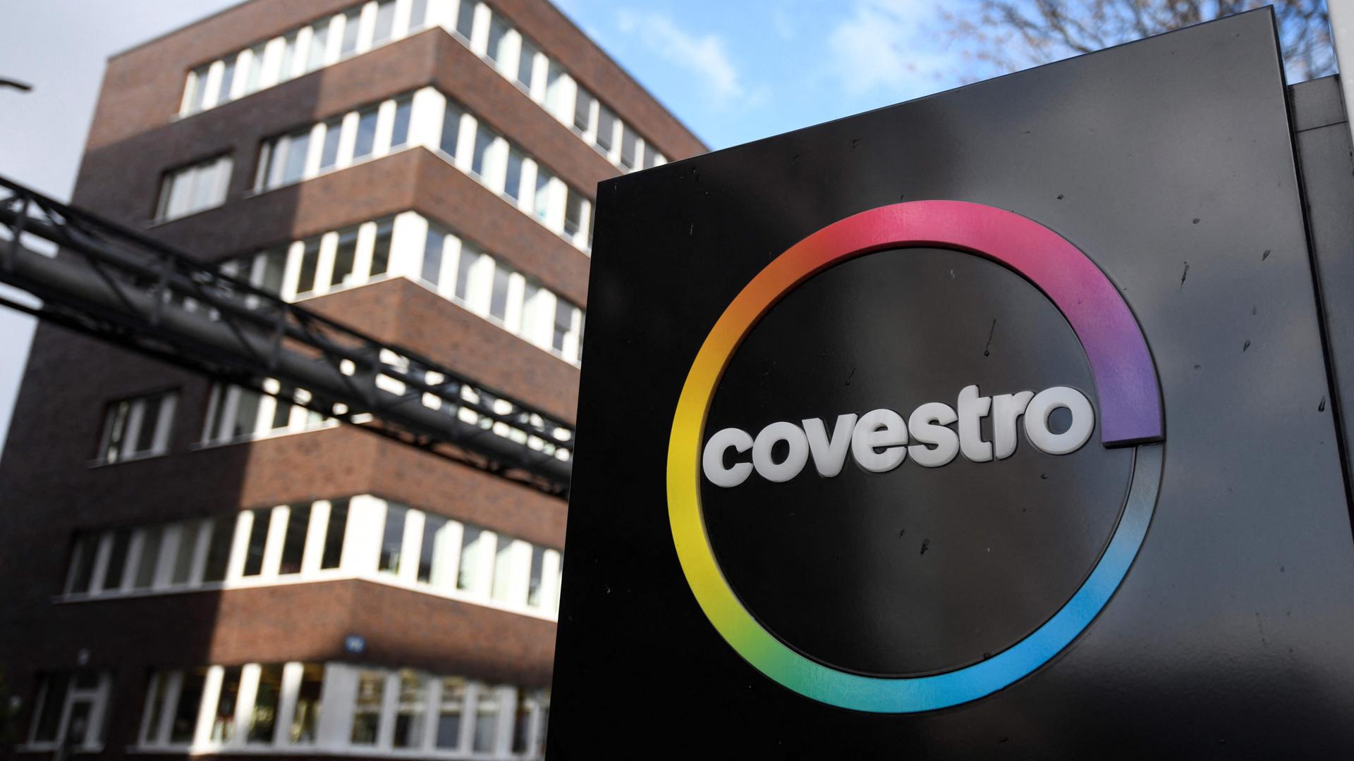 Leverkusen: Logo von Covestro AG vor der Firmenzentrale