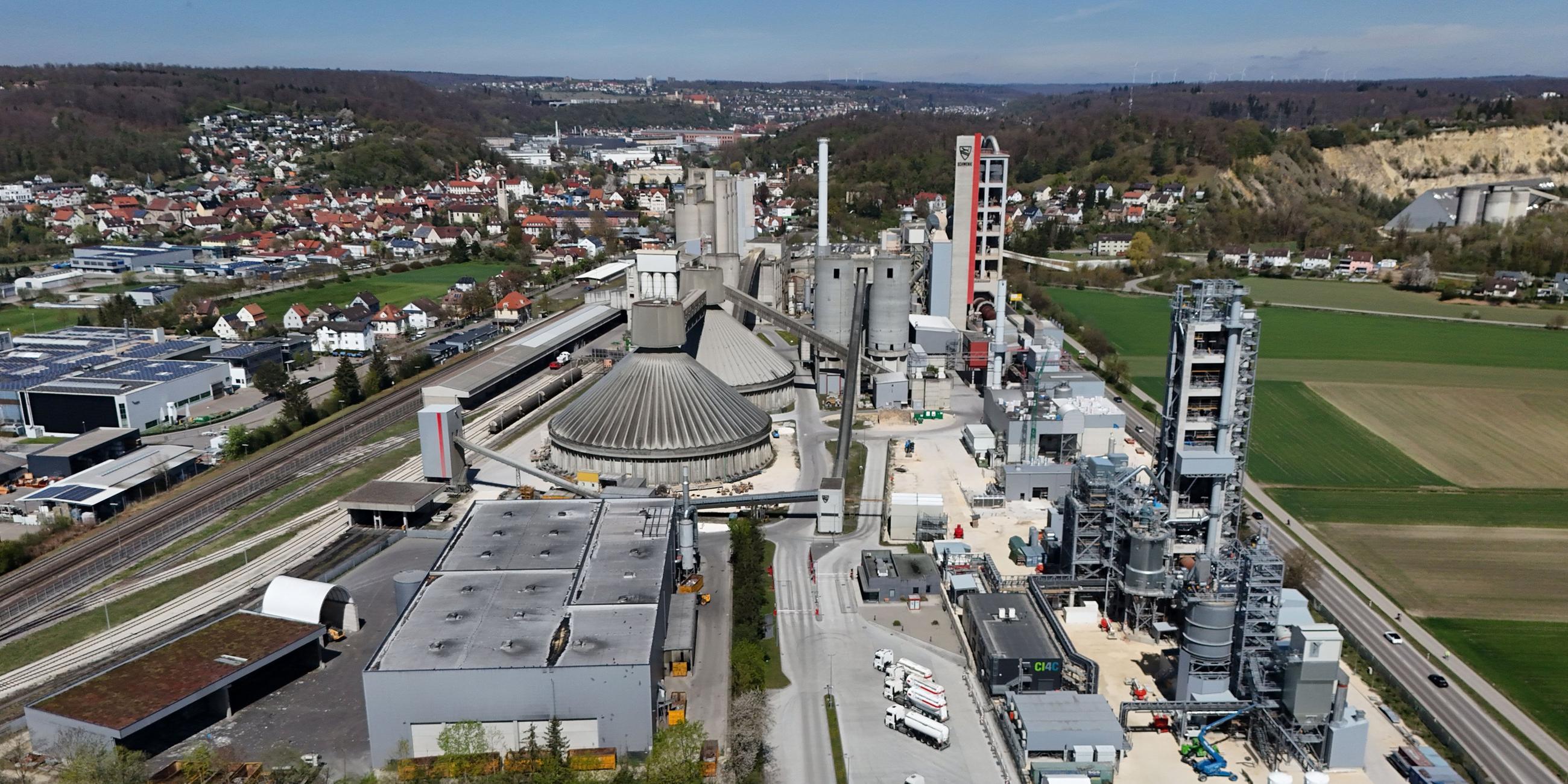 Das Werk der Schwenk Zement Gmbh in Heidenheim von oben.