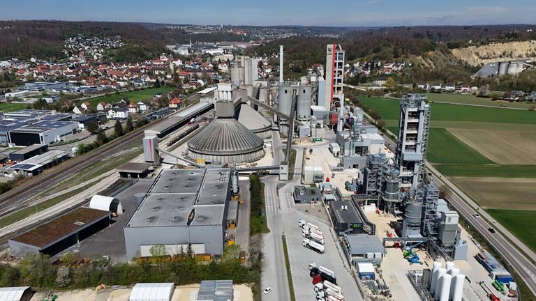 Das Werk der Schwenk Zement Gmbh in Heidenheim von oben.