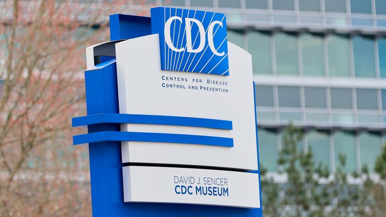 Ein Schild mit dem CDC-Logo ist am Eingang zum Hauptsitz der Behörde in Atlanta zu sehen