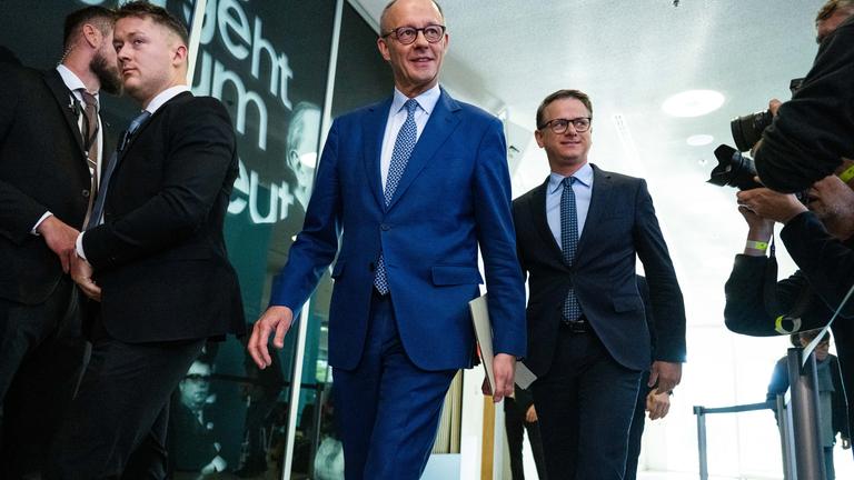 Man sieht den Bundeskanzler Friedrich Merz und CDU-Generalsekretär Carsten Linnemann