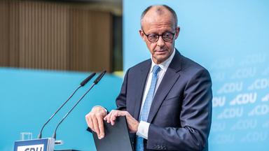 12.10.2026, Berlin: Bundeskanzler Friedrich Merz (CDU) nimmt an der Pressekonferenz nach dem CDU Bundesvorstand und der Sondersitzung des Parteipräsidiums mit Klausurtagung teil.