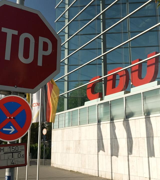 Stop-Schild vor der CDU-Parteizentrale in Berlin