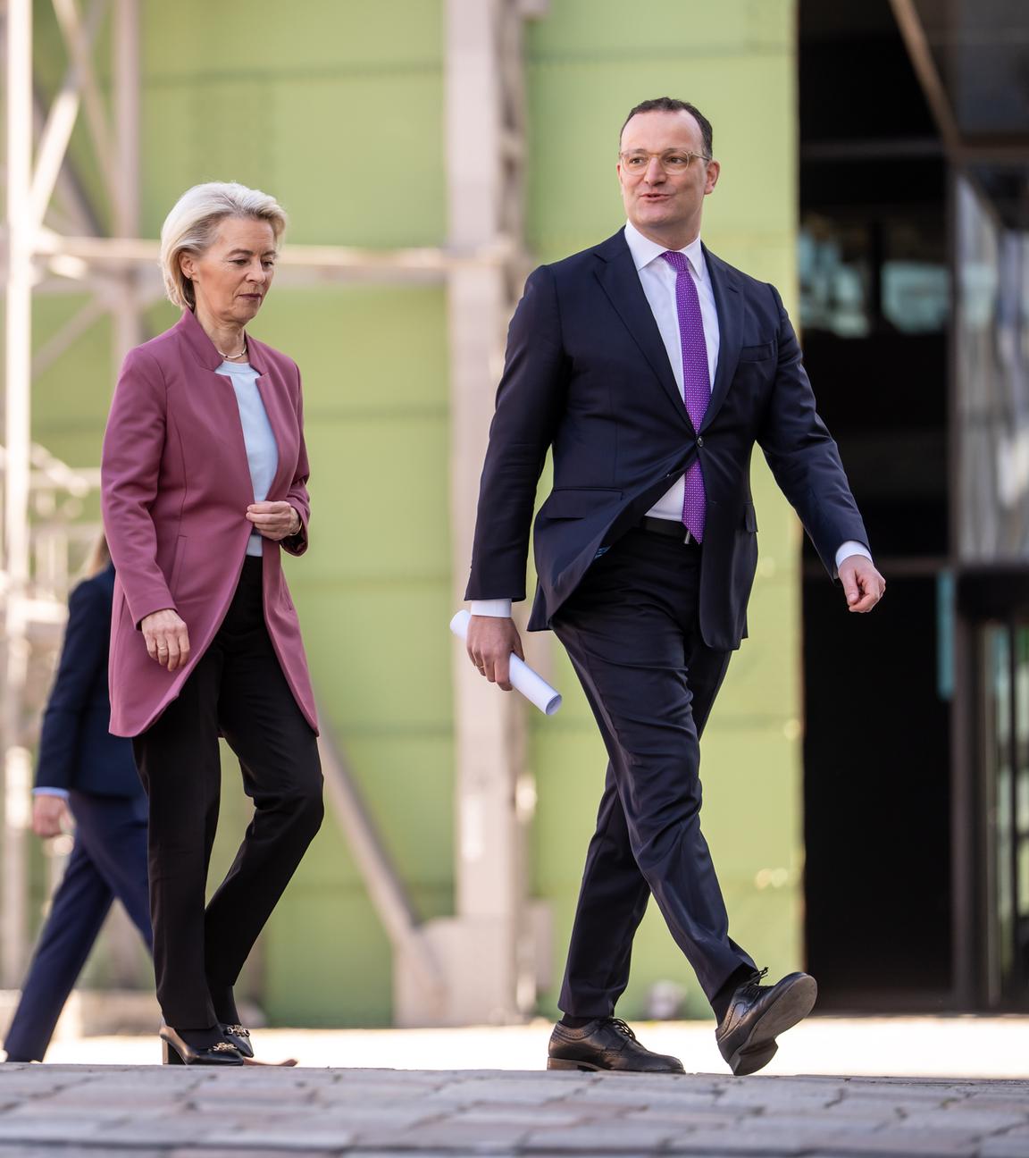 Jens Spahn, CDU/CSU-Fraktionsvorsitzender, kommt neben Alexander Hoffmann, CSU-Landesgruppenvorsitzender, und Ursula von der Leyen zur Klausur des Vorstands der Bundestagsfraktion. 