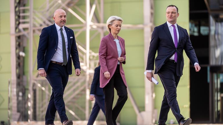 Jens Spahn, CDU/CSU-Fraktionsvorsitzender, kommt neben Alexander Hoffmann, CSU-Landesgruppenvorsitzender, und Ursula von der Leyen zur Klausur des Vorstands der Bundestagsfraktion. 