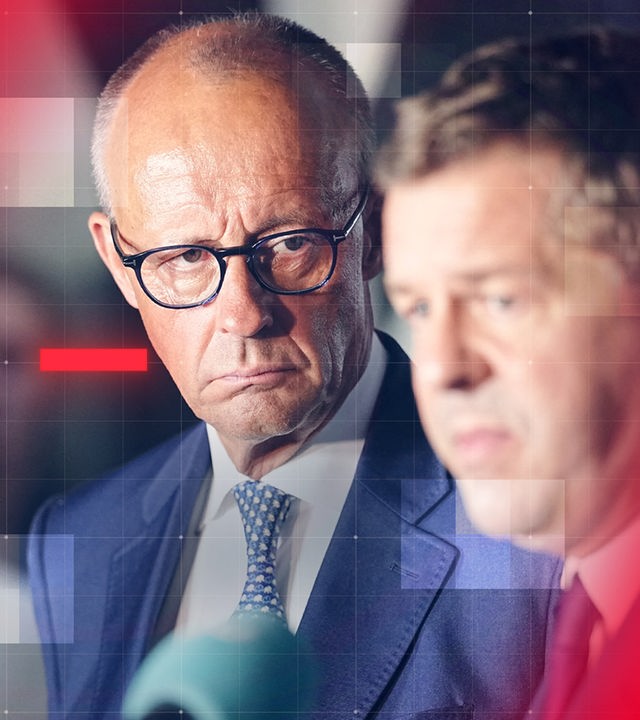 Bundeskanzler Friedrich Merz (CDU, links) und Sachsen-Anhalts Ministerpräsident Sven Schulze (CDU), zugleich Spitzenkandidat für die Landtagswahl, geben bei einer Wahlkampfveranstaltung am 31. August 2026 mit ernster Miene ein Statement ab. Das Bild ist mit halbtransparenten roten und weißen Grafikelementen sowie einem feinen Raster überlagert und erhält dadurch ein modernes, redaktionelles Erscheinungsbild.