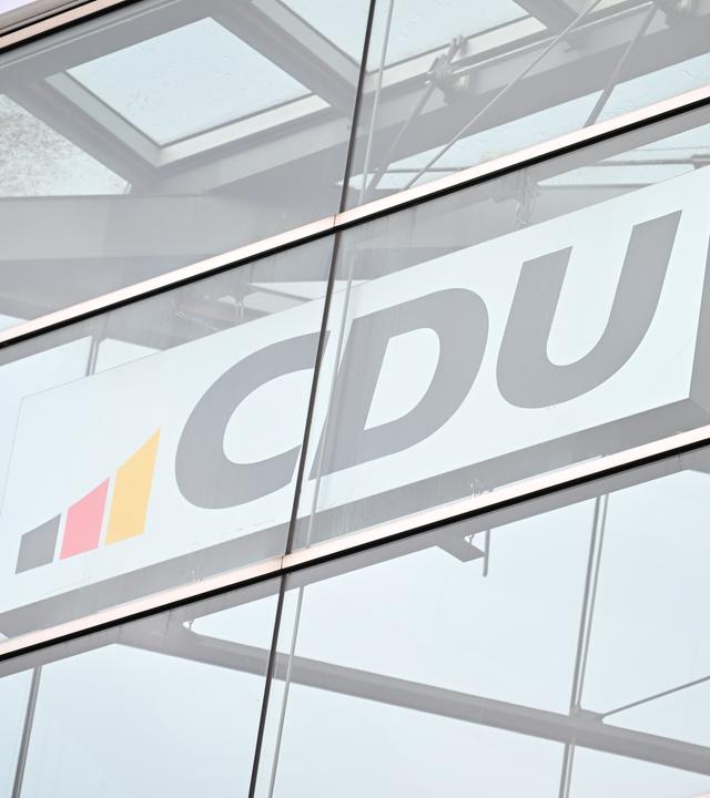 Berlin: Das Logo der CDU am Konrad-Adenauer-Haus. 