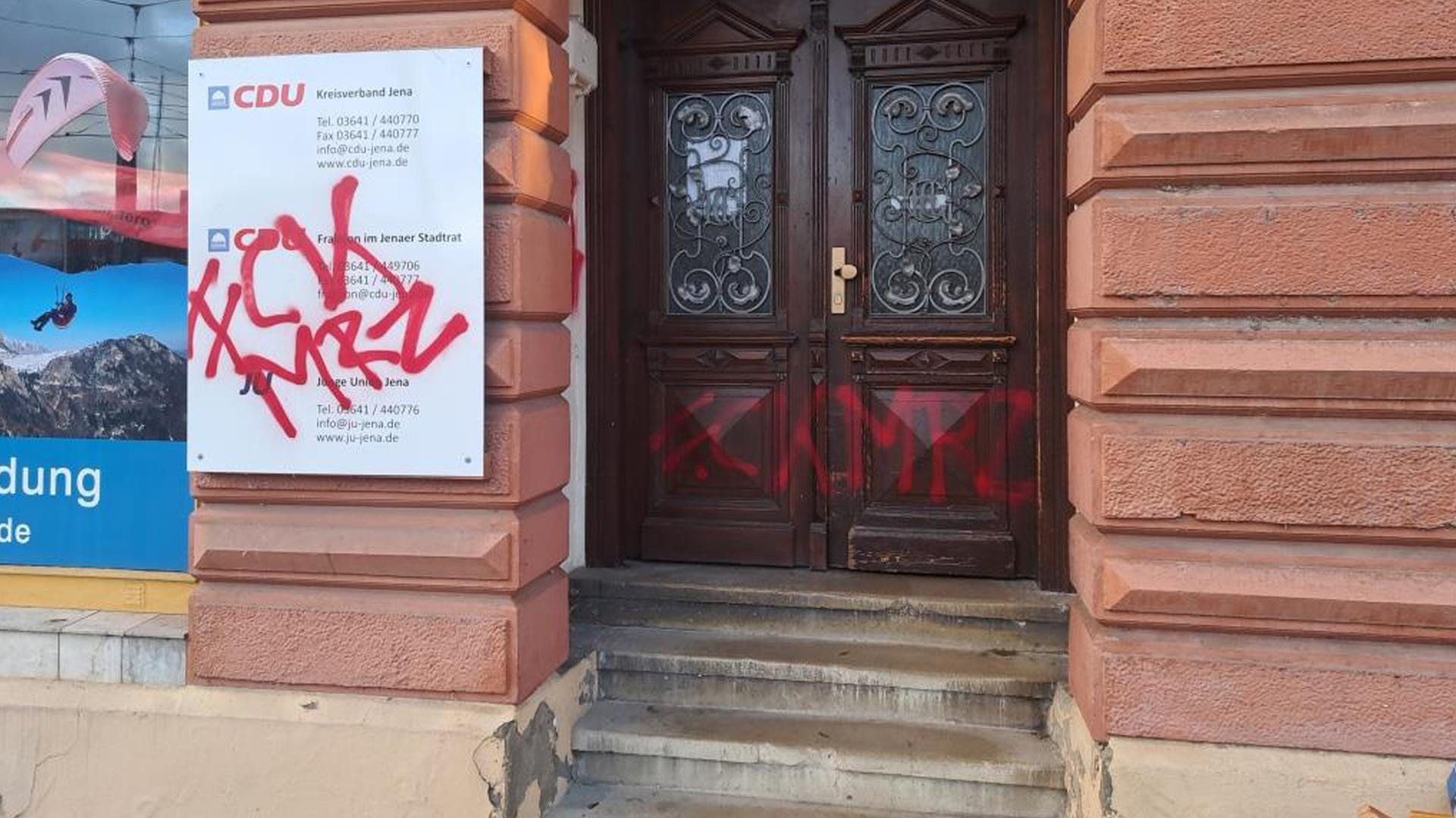  In der Nacht zu Freitag wurde ein Wahlkreisbüro der CDU in Jena mit Graffiti beschmiert. 