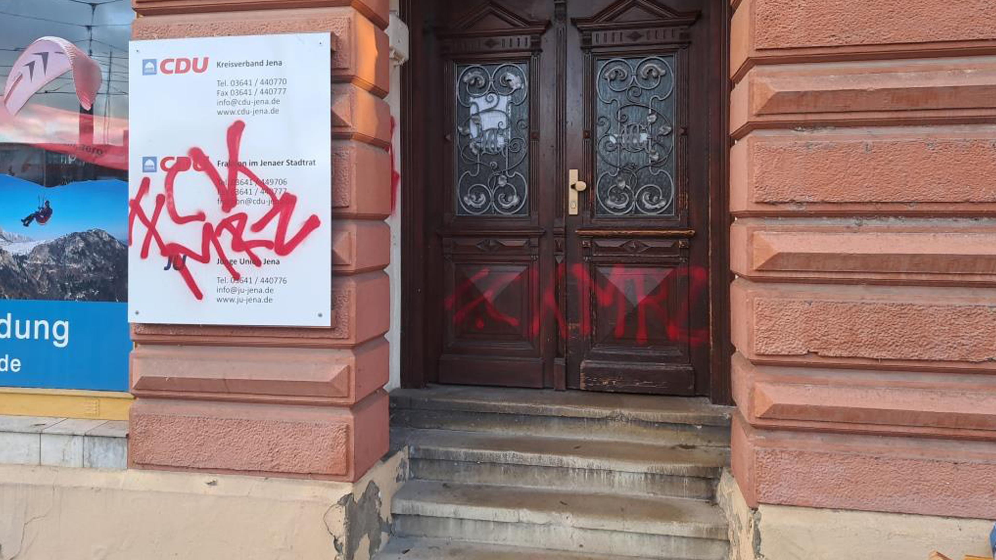 In der Nacht zu Freitag wurde ein Wahlkreisbüro der CDU in Jena mit Graffiti beschmiert. 