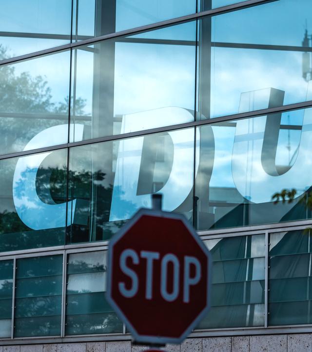 Das DasLogo der CDU steht am Konrad-Adenauer-Haus in Berlin, der Bundeszentrale der CDU.