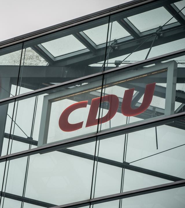 Rote Ampel vor CDU-Logo