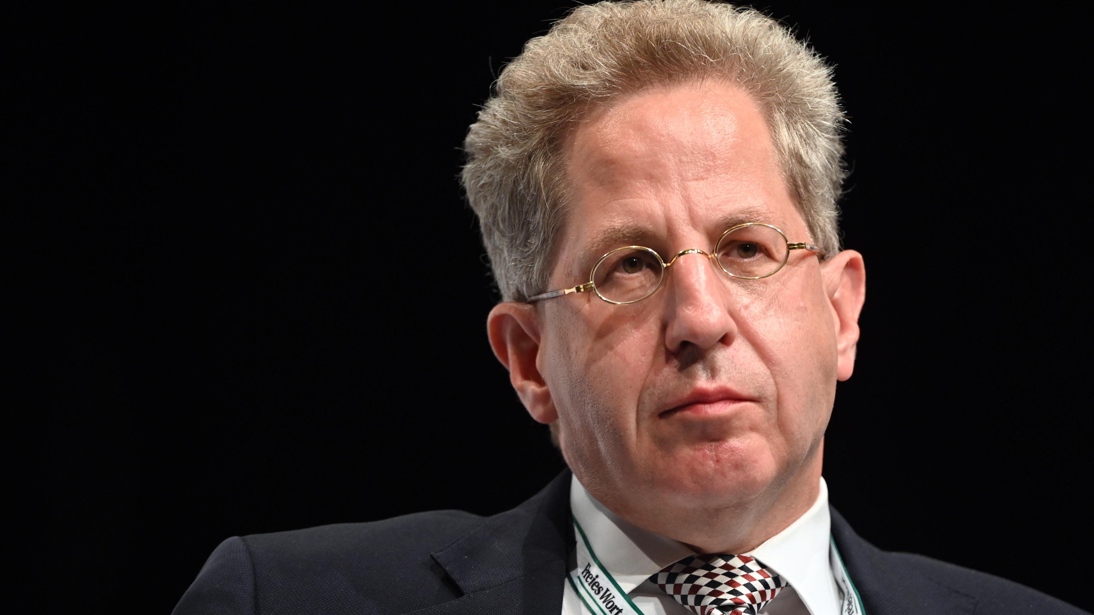 Eine Porträt-Aufnahme von Hans-Georg Maaßen vor schwarzem Hintergrund