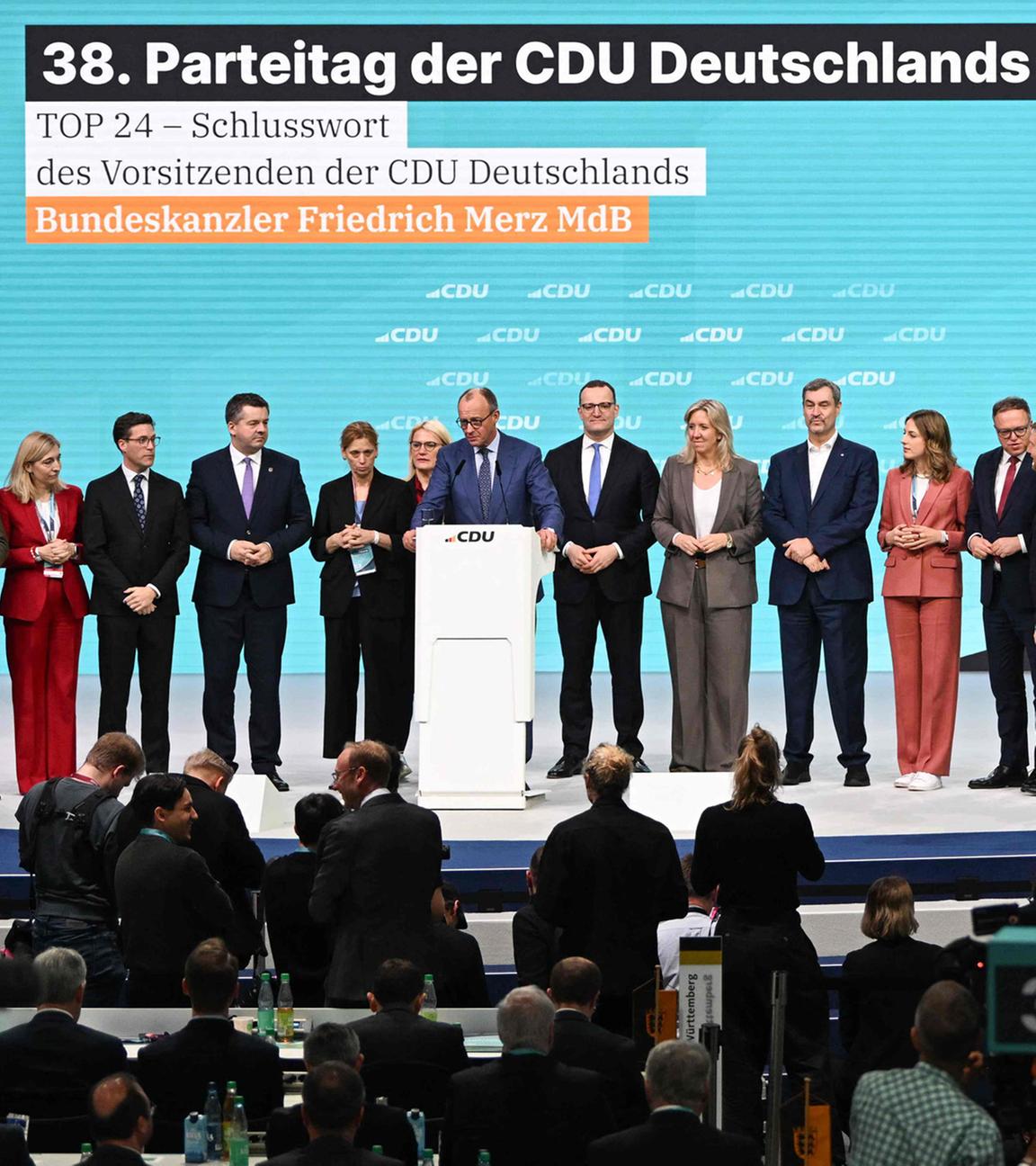 Der deutsche Bundeskanzler und Vorsitzende der Christlich Demokratischen Union Deutschlands (CDU), Friedrich Merz (M), spricht auf der Bühne zum Abschluss des Parteitags der CDU in Stuttgart.