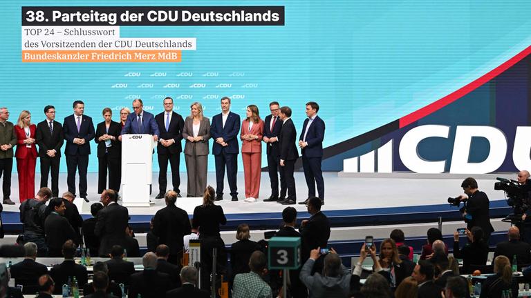 Der deutsche Bundeskanzler und Vorsitzende der Christlich Demokratischen Union Deutschlands (CDU), Friedrich Merz (M), spricht auf der Bühne zum Abschluss des Parteitags der CDU in Stuttgart.