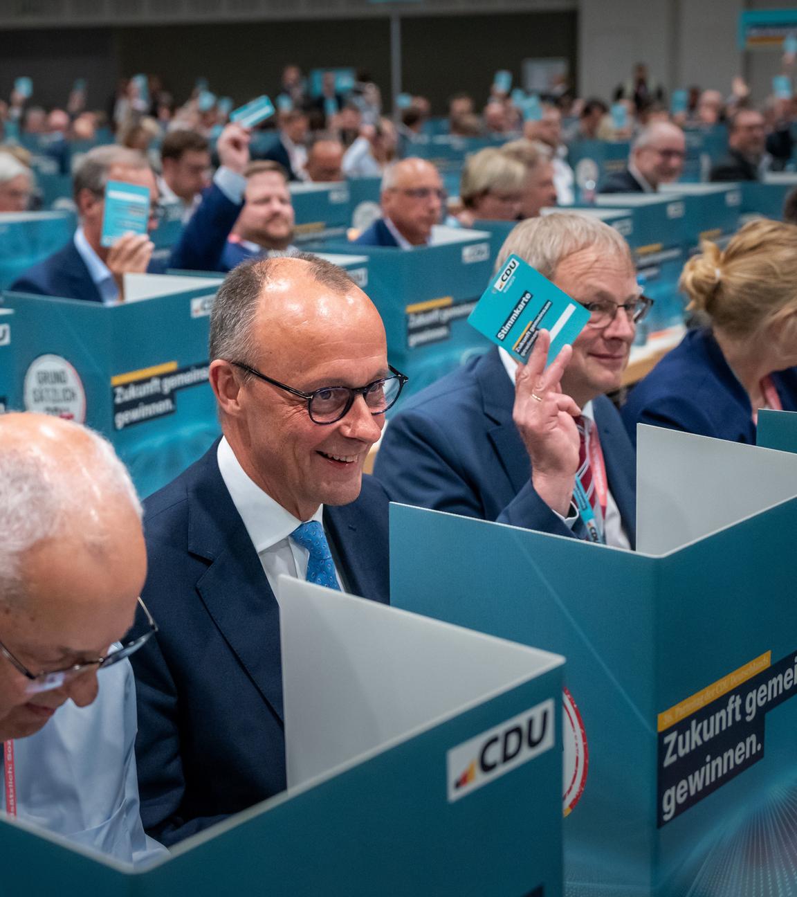 Delegierte bei Abstimmung auf dem Bundesparteitag der CDU in Berlin