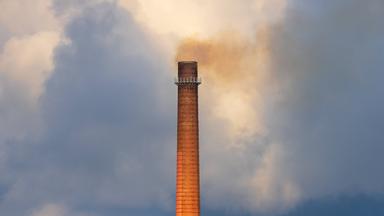 Industrieschornstein mit aufsteigender Rauch- oder Abgaswolke in Ingolstadt am 26.03.2025.