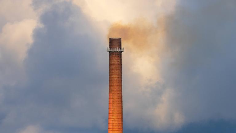 Industrieschornstein mit aufsteigender Rauch- oder Abgaswolke in Ingolstadt am 26.03.2025.