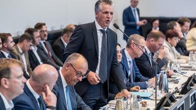 07.09.2026, Berlin: Thorsten Frei (CDU, M-l), Vorsitzender der CDU/CSU-Fraktion im Bundestag, spricht bei der Sitzung des CDU-Bundesvorstands im Konrad Adenauer Haus. Neben ihm sitzt Bundeskanzler Friedrich Merz (CDU)
