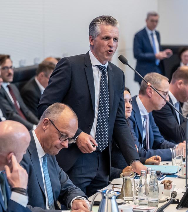 07.09.2026, Berlin: Thorsten Frei (CDU, M-l), Vorsitzender der CDU/CSU-Fraktion im Bundestag, spricht bei der Sitzung des CDU-Bundesvorstands im Konrad Adenauer Haus. Neben ihm sitzt Bundeskanzler Friedrich Merz (CDU)