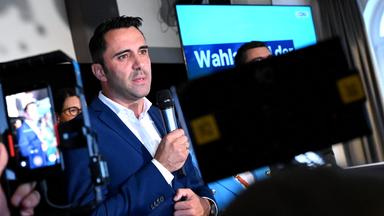 20.09.2026, Mecklenburg-Vorpommern, Schwerin: Daniel Peters (CDU), Spitzenkandidat der CDU Mecklenburg-Vorpommern sowie Landes- und Fraktionsvorsitzender der CDU Mecklenburg-Vorpommern, steht bei der Wahlparty auf der Bühne im Tanzstudio Schlebusch.