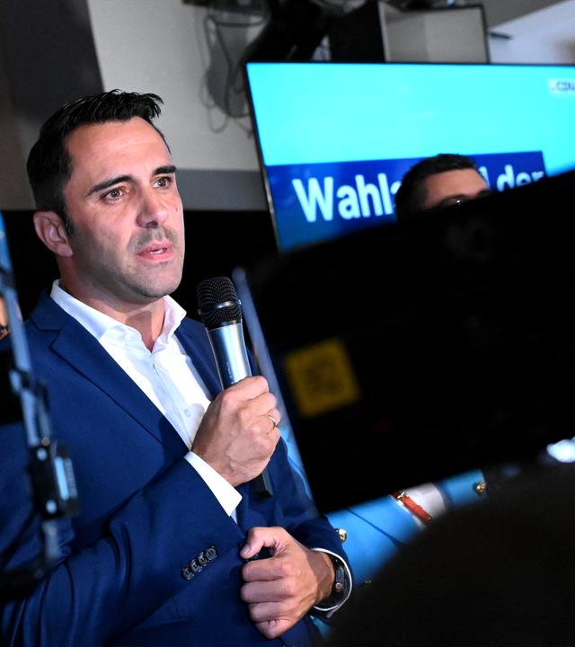20.09.2026, Mecklenburg-Vorpommern, Schwerin: Daniel Peters (CDU), Spitzenkandidat der CDU Mecklenburg-Vorpommern sowie Landes- und Fraktionsvorsitzender der CDU Mecklenburg-Vorpommern, steht bei der Wahlparty auf der Bühne im Tanzstudio Schlebusch.