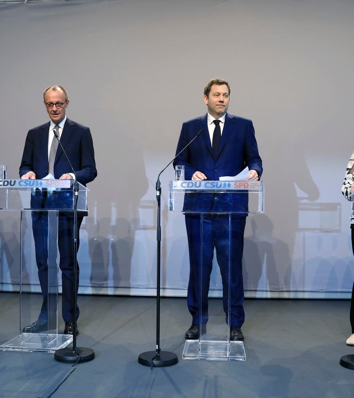 Gemeinsame PK von CDU, CSU und SPD in Berlin. Auf der Bühne sind Markus Soeder, Friedrich Merz, Lars Klingbeil und Saskia Esken.