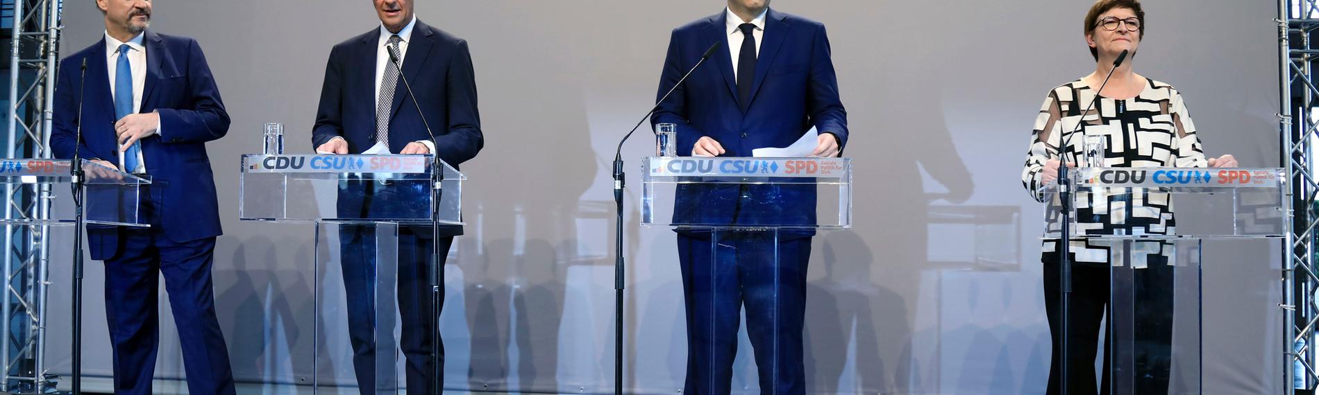 Gemeinsame PK von CDU, CSU und SPD in Berlin. Auf der Bühne sind Markus Soeder, Friedrich Merz, Lars Klingbeil und Saskia Esken.