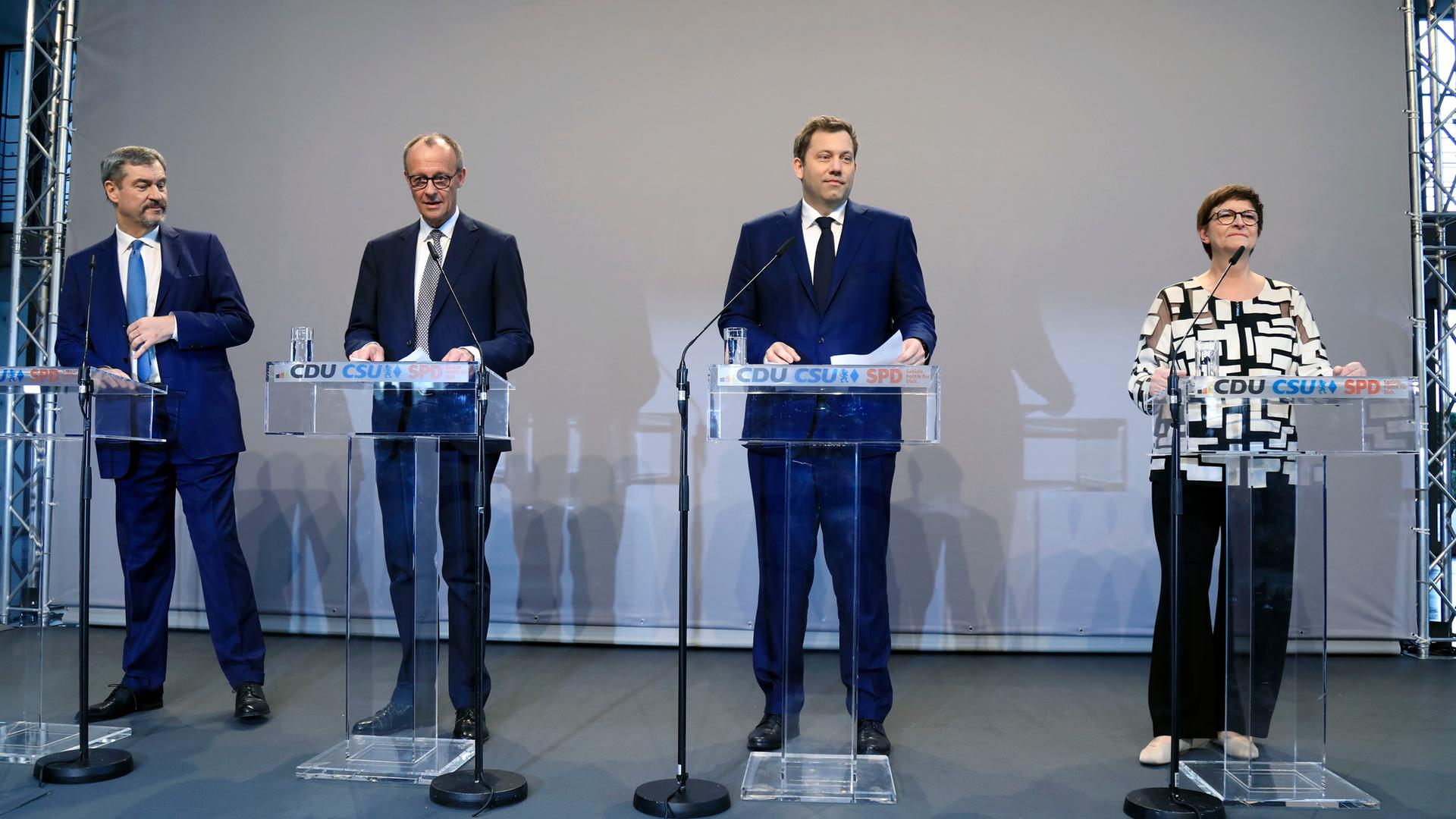 Gemeinsame PK von CDU, CSU und SPD in Berlin. Auf der Bühne sind Markus Soeder, Friedrich Merz, Lars Klingbeil und Saskia Esken.
