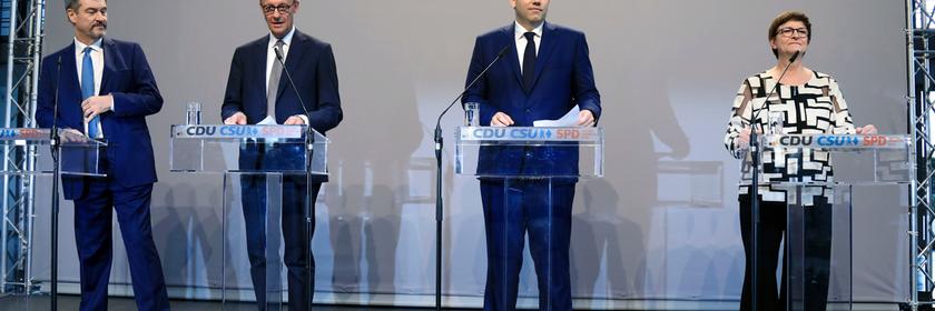 Gemeinsame PK von CDU, CSU und SPD in Berlin. Auf der Bühne sind Markus Soeder, Friedrich Merz, Lars Klingbeil und Saskia Esken.