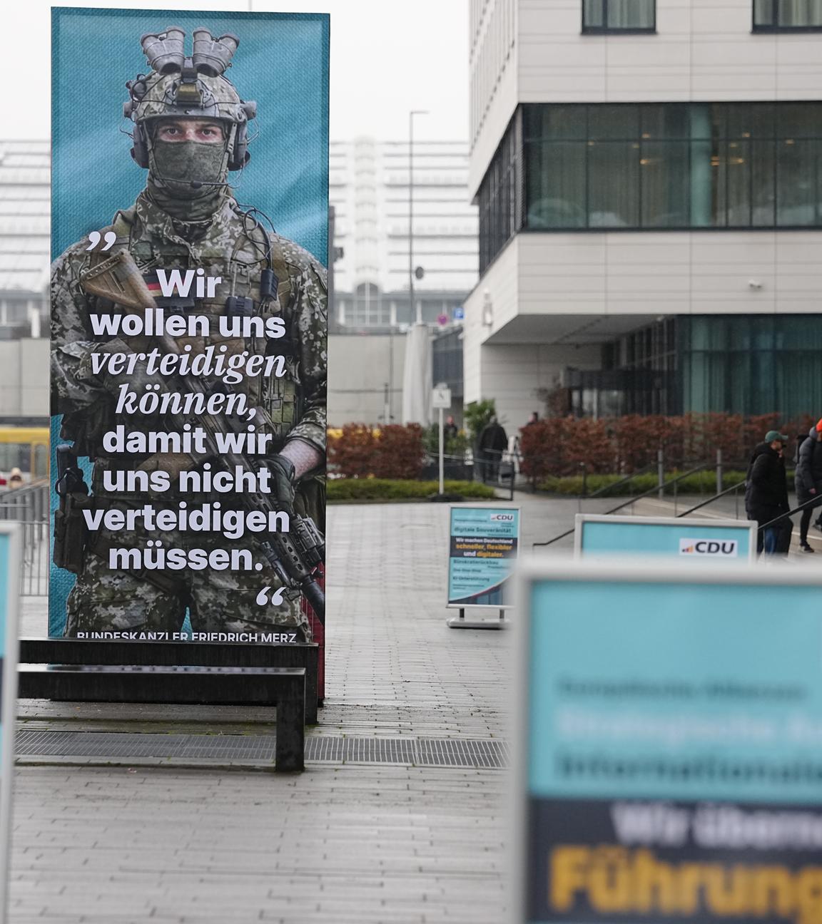 itate des Bundeskanzlers und CDU-Bundesvorsitzenden zieren den Eingangsbereich der Messe Stuttgart, 