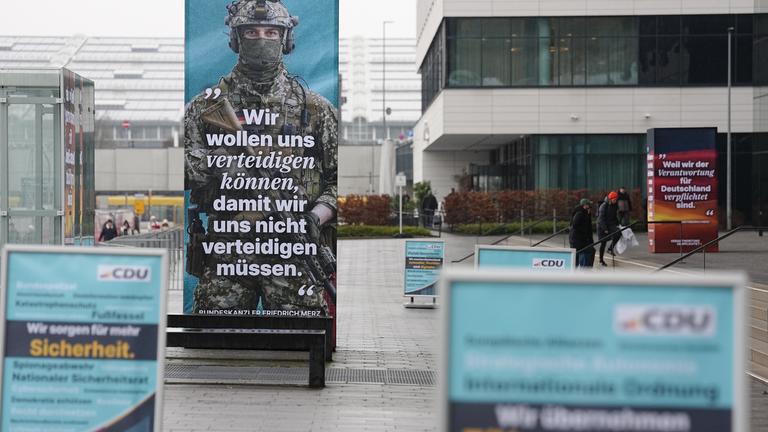itate des Bundeskanzlers und CDU-Bundesvorsitzenden zieren den Eingangsbereich der Messe Stuttgart, 