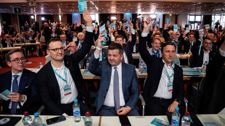 Mitglieder der CDU stimmen während der Bundesvorstandssitzung der CDU per Handzeichen für den mit der SPD ausgehandelten Koalitionsvertrag.